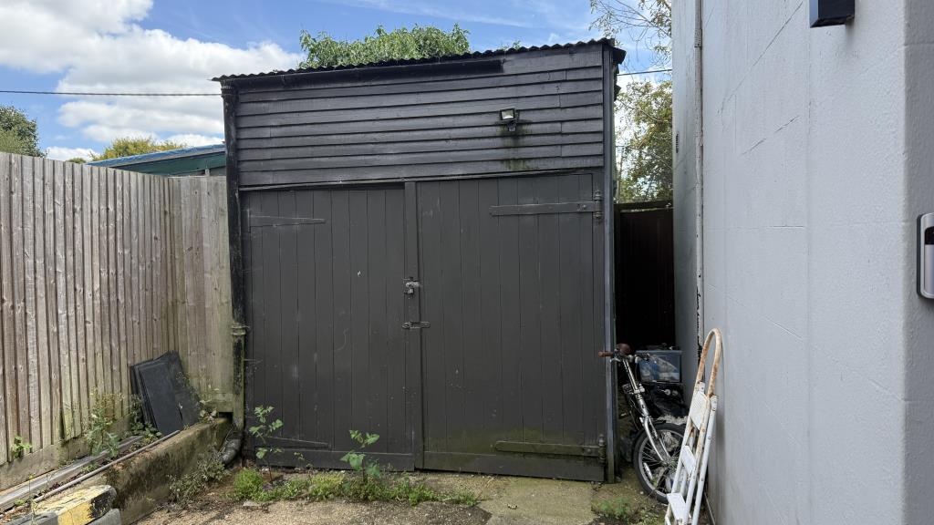 Lot: 4 - GARAGE WITH DRIVEWAY - External image of Garage close up